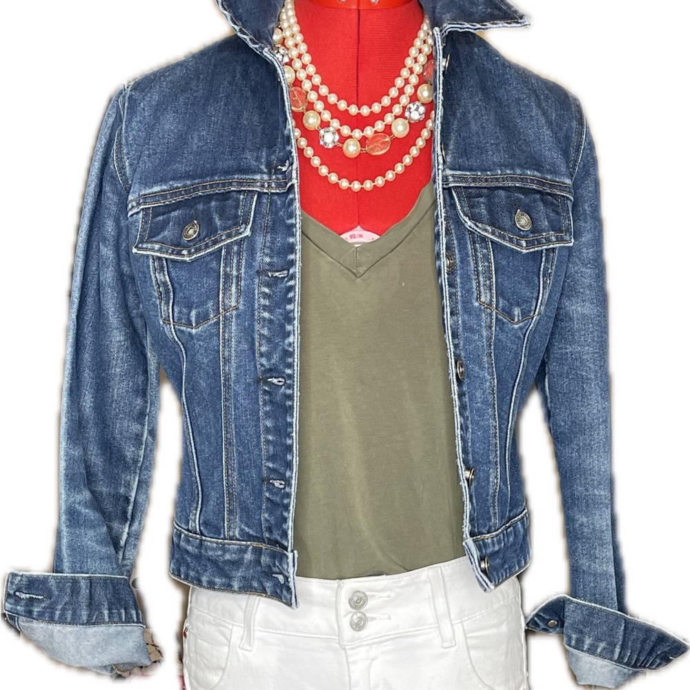 GUC- Slightly Distressed GAP Jean Jacket. Size Women’s XS. Hits Around Waist